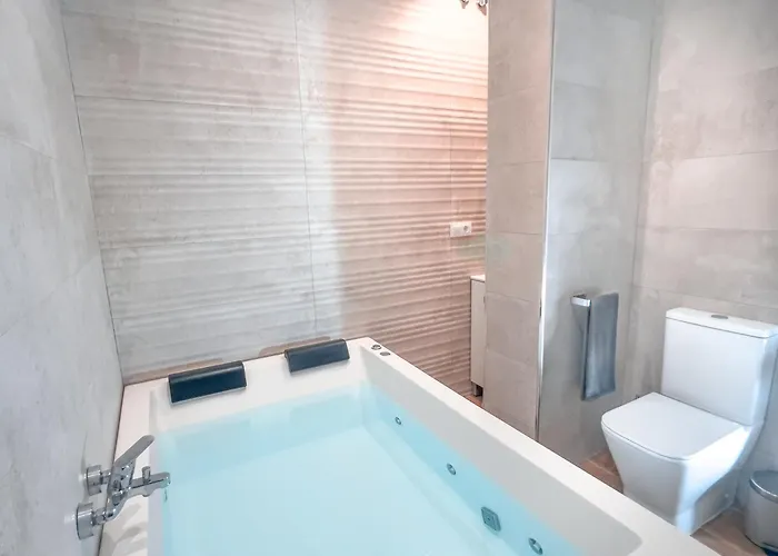 Acogedor Estudio En Triana Con Jacuzzi Y Wifi