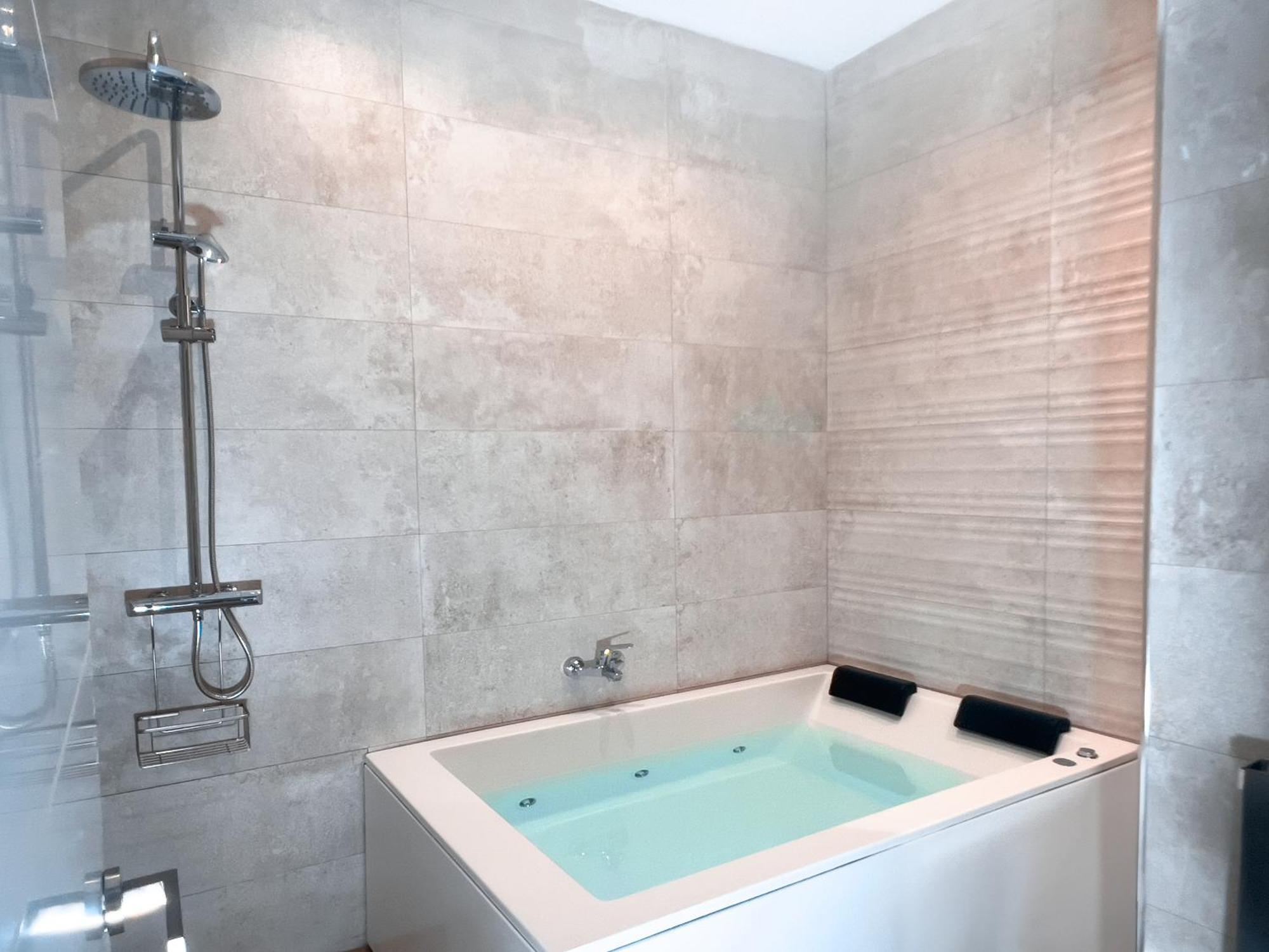 Acogedor Estudio En Triana Con Jacuzzi Y Wifi Appartement