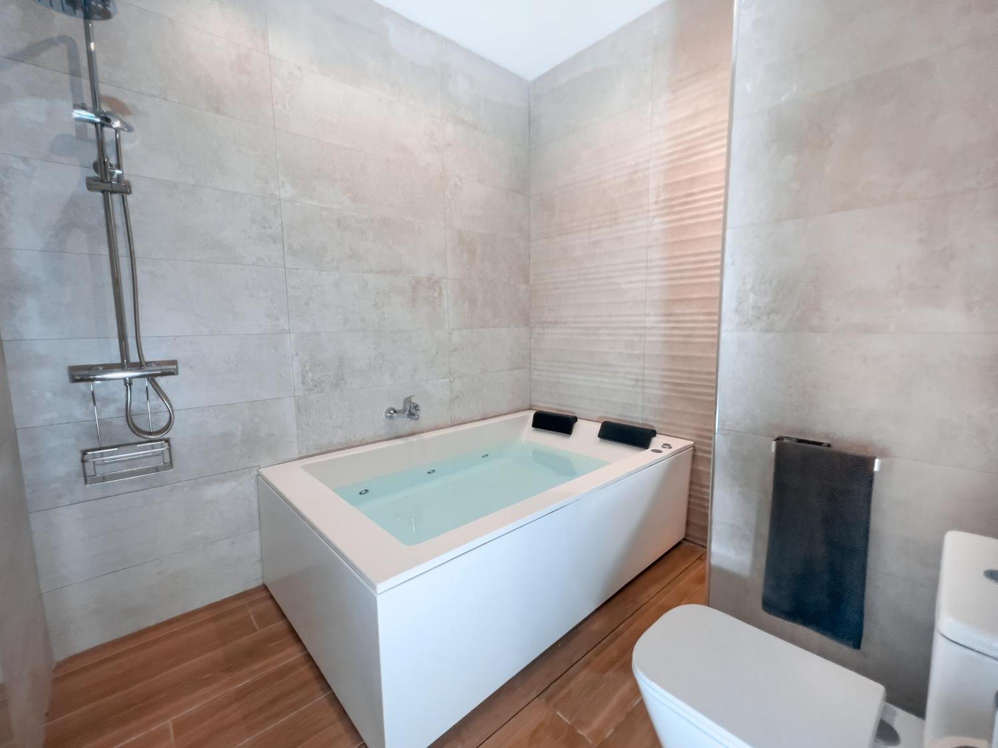 Acogedor Estudio En Triana Con Jacuzzi Y Wifi *